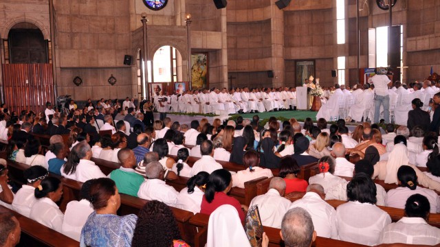 Sacerdotes y laicos se congregaron en la Catedral Inmaculada Concepción, para participar en la ceremonia.