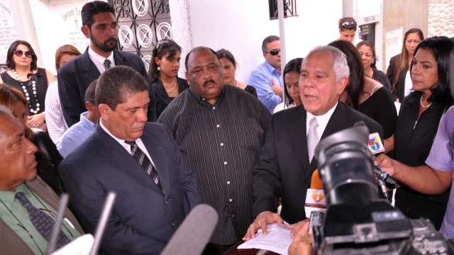 El periodista Radhamés Gómez Sánchez, hijo del fallecido periodista, pronuncia el panegírico.