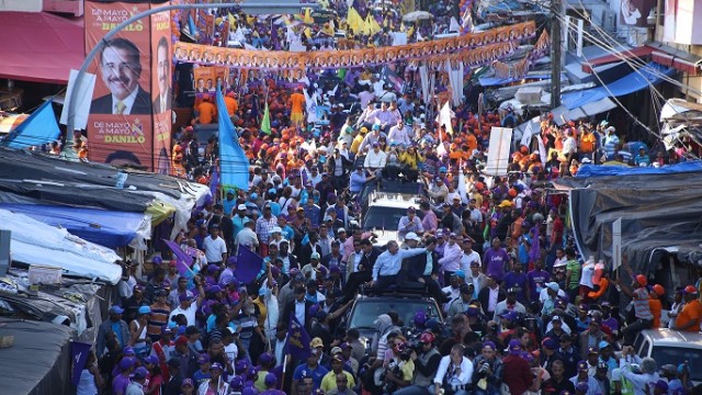 Millares de activistas del PLD y aliados que apoyan la candidatura presidencial de Danilo Medina marcharon este sábado en el Gran Santo Domingo.