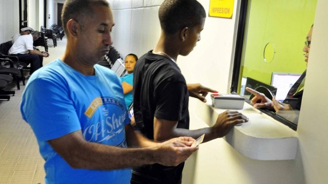 A medida que se acerca el final de la prórroga, más personas se presentan a las oficinas en Santiago de la Junta Central Electoral. Foto Alex Reynoso. 