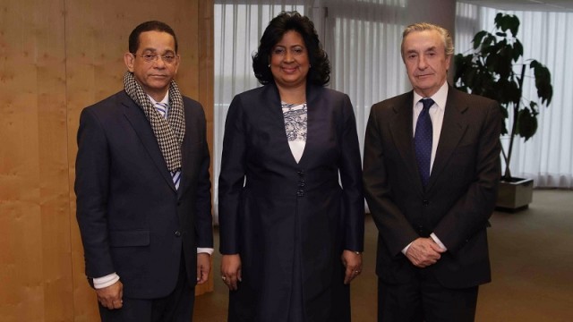 De izquierda a derecha, el senador José Rafael Vargas, la Presidenta del Senado, Cristina Lizardo y el Presidente de la Agencia de Competencia de España. José María Marín Quemado