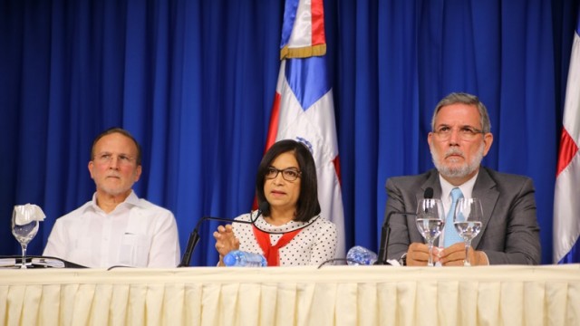 El vice ministro de Industria y Comercio para las Micros, Pequeñas y Medianas Empresas, Ignacio Méndez; la directora de Banca Solidaria, Maira Jiménez y el director general de Comunicación de la Presidencia y Portavoz del Gobierno, Roberto Rodríguez Marchena. 