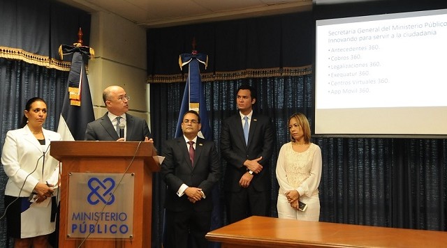 Domínguez Brito, ofrece las informaciones, Maura Martínez, Carlos Miranda,.
