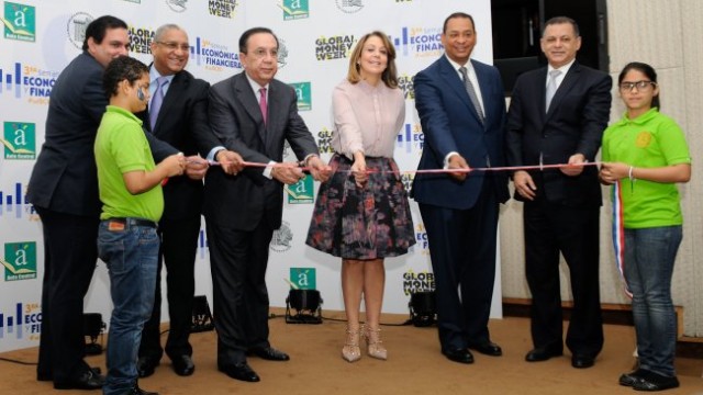 El gobernador del BCRD, Hector Valdez Albizu, corta la cinta de deja formalmente abierta la 3ra SEF. Le acompañan de izquierda a derecha el superintendente de pensiones, Ramón Contreras Genao, el gerente del BCRD, Ervin Novas Bello, la vicegobernadora del BCRD, Clarissa de la Rocha de Torres, el superintendente de bancos, Luis Armando Asunción y el superintendente de valores, Gabriel Castro.