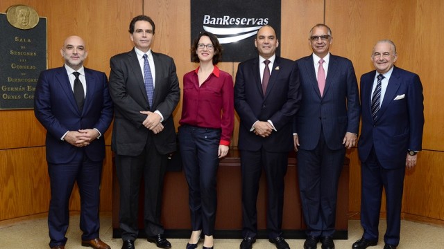 Reuven Bigio, presidente de GB Group; José Miguel González Cuadra, presidente de Centro Cuesta Nacional (CCN); Silvia Pavoni, editora de economía de la revista The Banker; Enrique Ramírez Paniagua, administrador general de Banreservas; Fernando Capellán, fundador y presidente del Grupo M & Codevi, y Gustavo Cisneros, presidente del consejo de directores de Cisneros.