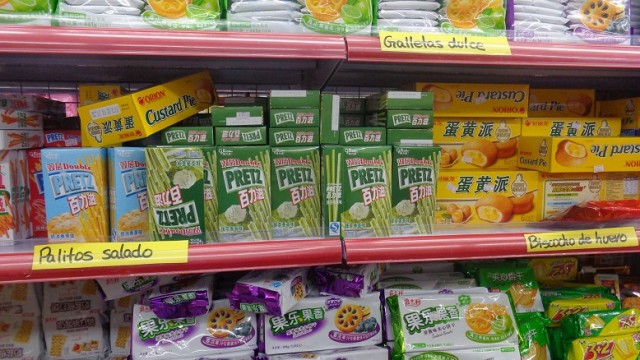 Estante en un comercio del Barrio Chino