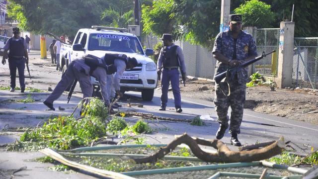 Agentes policiales mientras retiran escombros de la carretera Duarte que comunica a Licey con Moca y Santiago durante una huelga convocada por 48 horas, foto Alex Reynoso