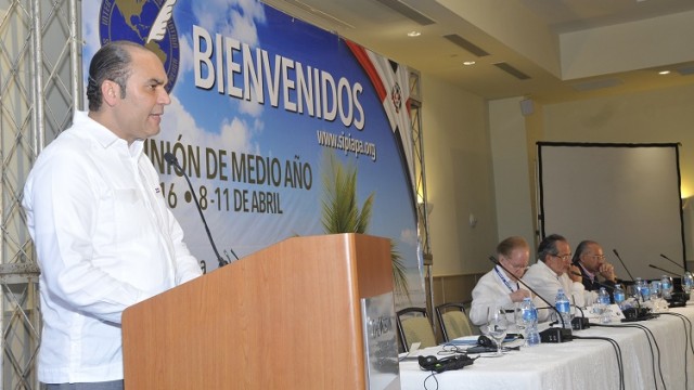 Enrique Ramírez Paniagua, administrador general de Banreservas, habla en el panel “Economía, crecimiento y el futuro”, celebrado en la asamblea de la SIP. En la mesa, el empresario José Luis Corripio, Miguel Henrique Otero, director de El Nacional de Venezuela; y Manuel Rocha, presidente de la Barrick, Pueblo Viejo, Dominicana Corporation.