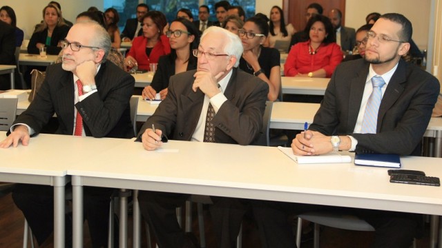 Vista parcial de los participantes de la tertulia.