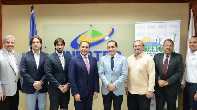 Rafael Ovalles junto a directivos de ASEEFEER