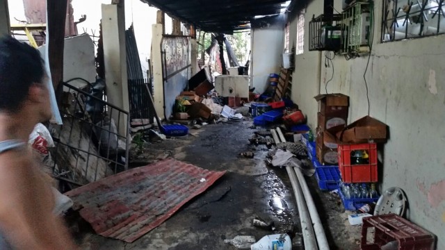 Totalmente reducida por las llamas quedó la casa,  donde murieron esta madrugada una mujer, una hija y una sobrina. Foto Roberto Reyes.