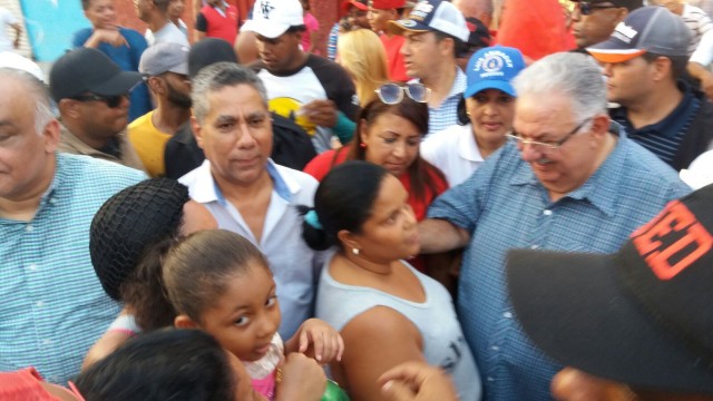 José Enrique Sued en su visita al barrio Pueblo Nuevo, el pasado fin de semana.