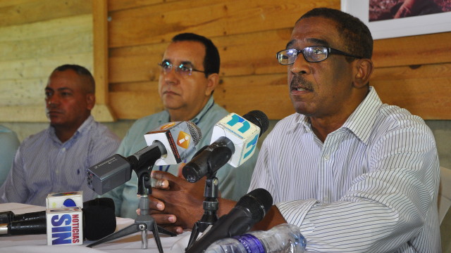 Manuel Serrano ofrece detalles sobre la plaga forestal que ataca los pinos de La Celestina, en San José de las Matas. Foto Alex Reynoso.