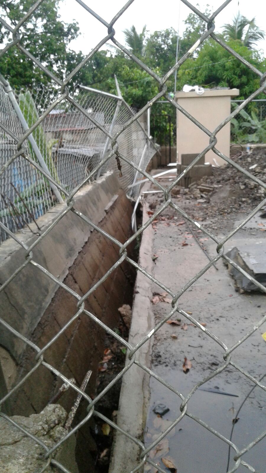 Pared que ayer colapsó en la comunidad La Canela, de Santiago, como consecuencia de las lluvias.  