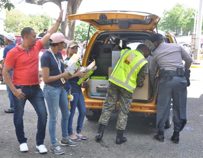 Auxiliares técnicos de la Junta Electoral de Santiago y efectivos de la Policía Militar cargaban materiales para llevarlos a los colegios electorales, foto Nelson García.