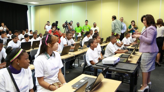 En foto de archivo, la Vicepresidenta junto a estudiantes de los Centros Tecnológicos Comunitarios.