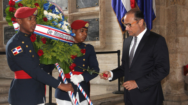 El ministro de Cultura deposita la ofrenda Floral en el Panteón de la Patria.