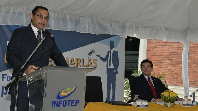 Rafael Ovalles da apertura a la charla
