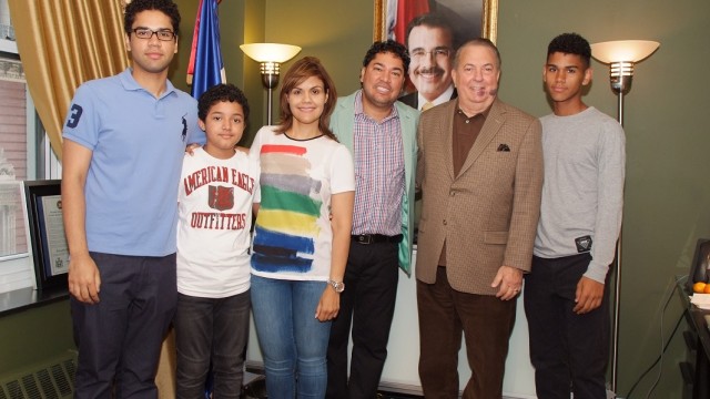 NUEVA YORK.-El cónsul general, arquitecto Eduardo Selman, junto al comunicador Frederick Martínez “El Pachá”, durante la visita de cortesía que éste le hizo en su despacho en compañía de su familia.