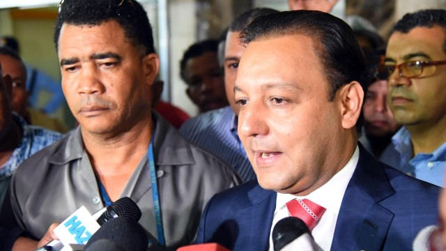 El alcalde, Abel Martínez, acompañado de Luís Alberto Jiménez, presidente de la asociación de vendedores, en la rueda de prensa. Foto Alex Reynoso.