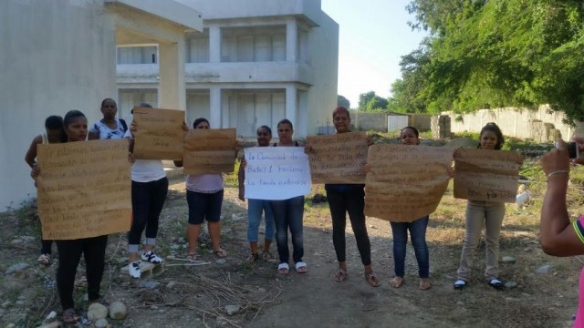 Maestros expresan sus reclamos en cartelones al frente de una de las escuelas