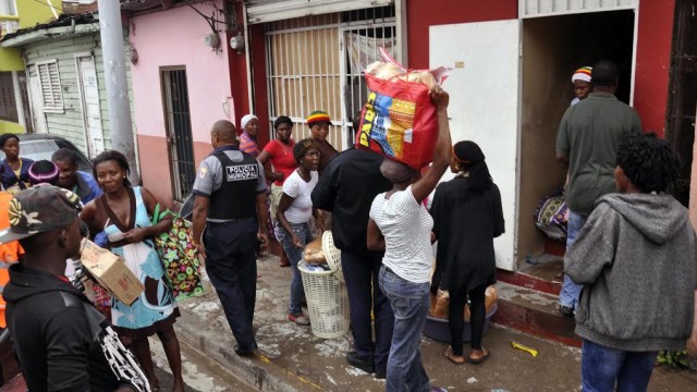 Vendedores se presentaron con sus mercancías al mercado de pulgas de Pueblo Nuevo, pero no llegaron siquiera a desmontarlas de los vehículos. Foto Alex Reynoso.