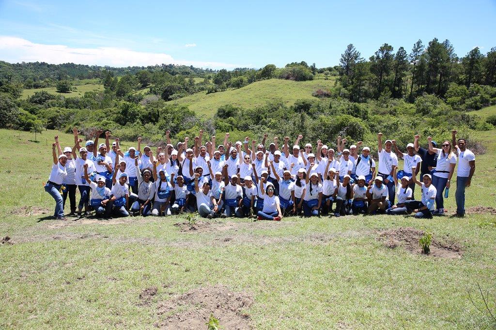 La jornada de reforestación contó con la colaboración de 75 jóvenes becados por el programa educativo Excelencia Popular.