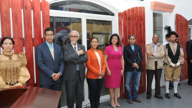 La vicepresidenta junto a los viceministros a Oscar Holguín Veras, y Ediltrudis Pichardo, Ninía Cáffaro, director del Teatro Nacional y Pedro Antonio Valdez, director ejecutivo de la Feria.