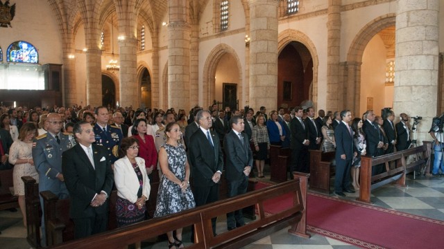 El administrador general de Banreservas, Simón Lizardo Mézquita asistió a la misa de aniversario con su esposa, Jacqueline Ortiz. Los acompañan Rienzi Pared, subadministrador de Empresas Subsidiarias de Banreservas; Aracelis Medina, subadministradora administrativa, y William Read, subadministrador de Negocios del Banco. 