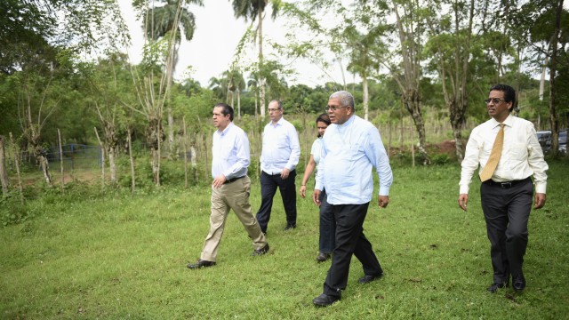 El ministro de Turismo, Francisco Javier García y Monozañor Ozoria durante recorrido.