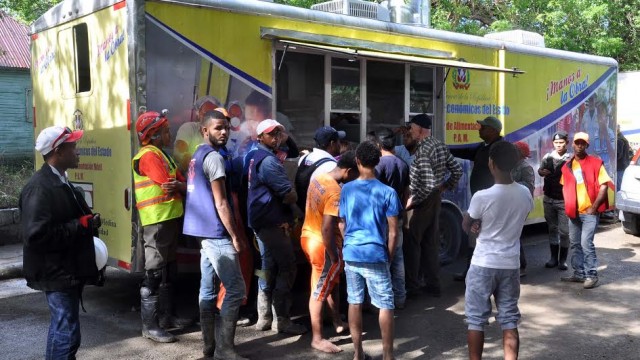 El gobierno, a través de los comedores económicos, auxilia a los damnificados de Villa Isabela. Foto Geraldo Cruz.
