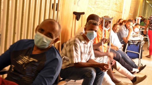 El hacinamiento en que son atendidos muchos pacientes, incluso asistidos por los galenos en pasillos del Cabral y Báez, donde no hay instalado sistema de extractores, influye en el brote de enfermedades