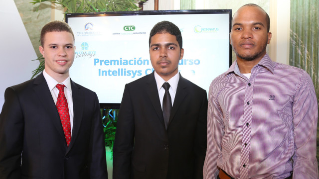 Los jóvenes galardonados durante el acto de premiación.