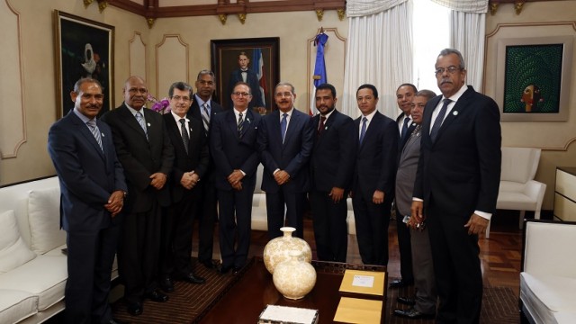 El presidente Danilo Medina y el presidente de la asociación, Julio Antonio Viñas, junto a  Edgar Mejía, Primitivo Calderón, Fausto Figuereo, Ángel Maneró, Isidro Sosa, Argenis Pimentel y Miguel Sido.