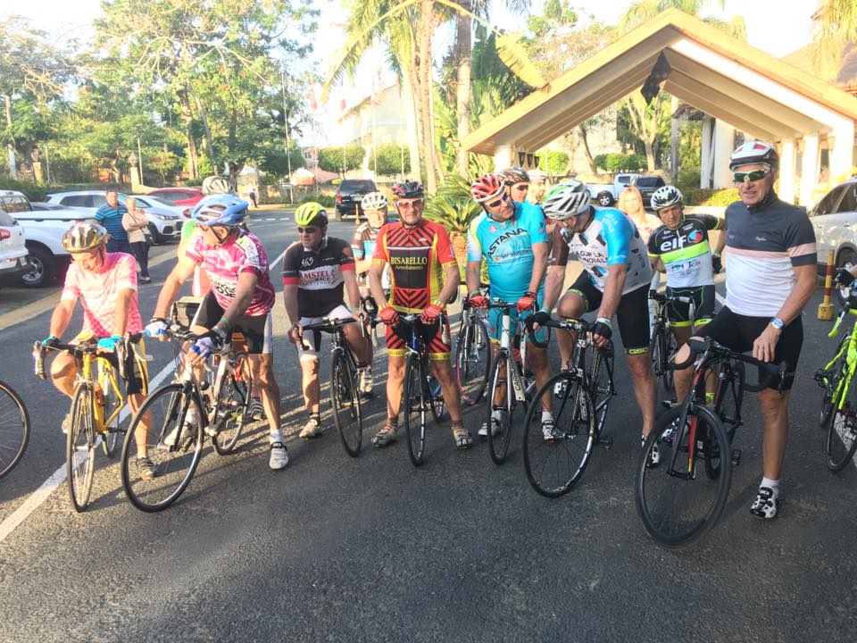 Cicloturistas junto a Francesco Moser, durante el recorrido
