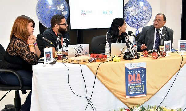 El director de Inafocam, Luis Matos mientras participa en un Radio-maratón que realizó el Ministerio de Educación en la estación de Radio Educativa Dominicana