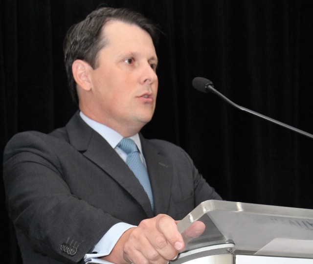 Salgado puntualizó que la principal misión de los gobiernos es crear ley.