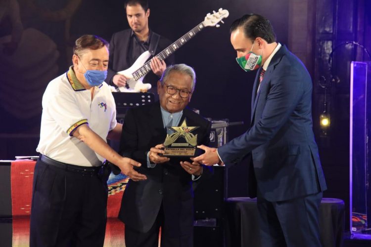 Manzanero, compositor y cantante mexicano.