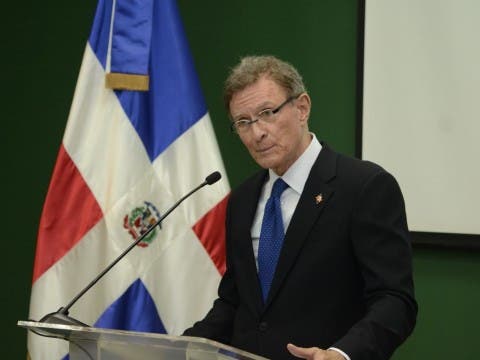 Roberto Alvarez carrera administrativa