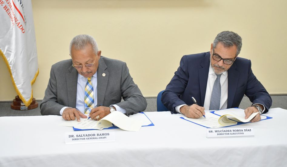 La Oficina Nacional de la Propiedad Intelectual (ONAPI) y la DCNB firman un pacto de colaboración