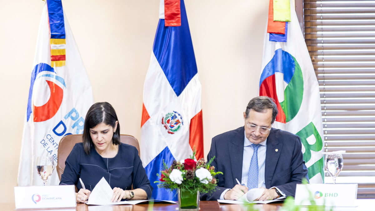 Banco BHD y ProDominicana firman acuerdo para impulsar pymes lideradas por mujeres.