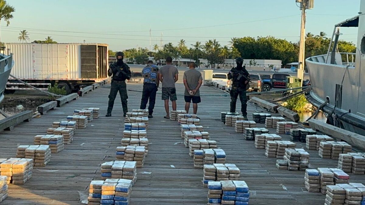 Incautan cerca de 1.5 toneladas de presunta cocaína en las costas de la provincia Peravia.