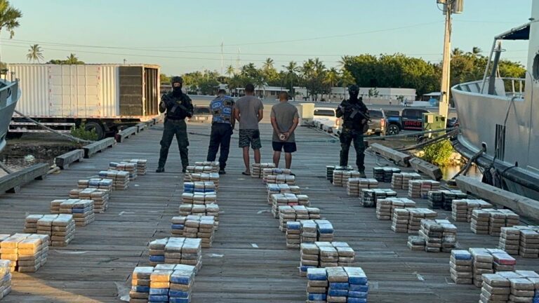 Incautan cerca de 1.5 toneladas de presunta cocaína en las costas de la provincia Peravia.