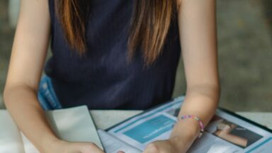 Una estafa que usa el celular como garantía de préstamo crece en América Latina